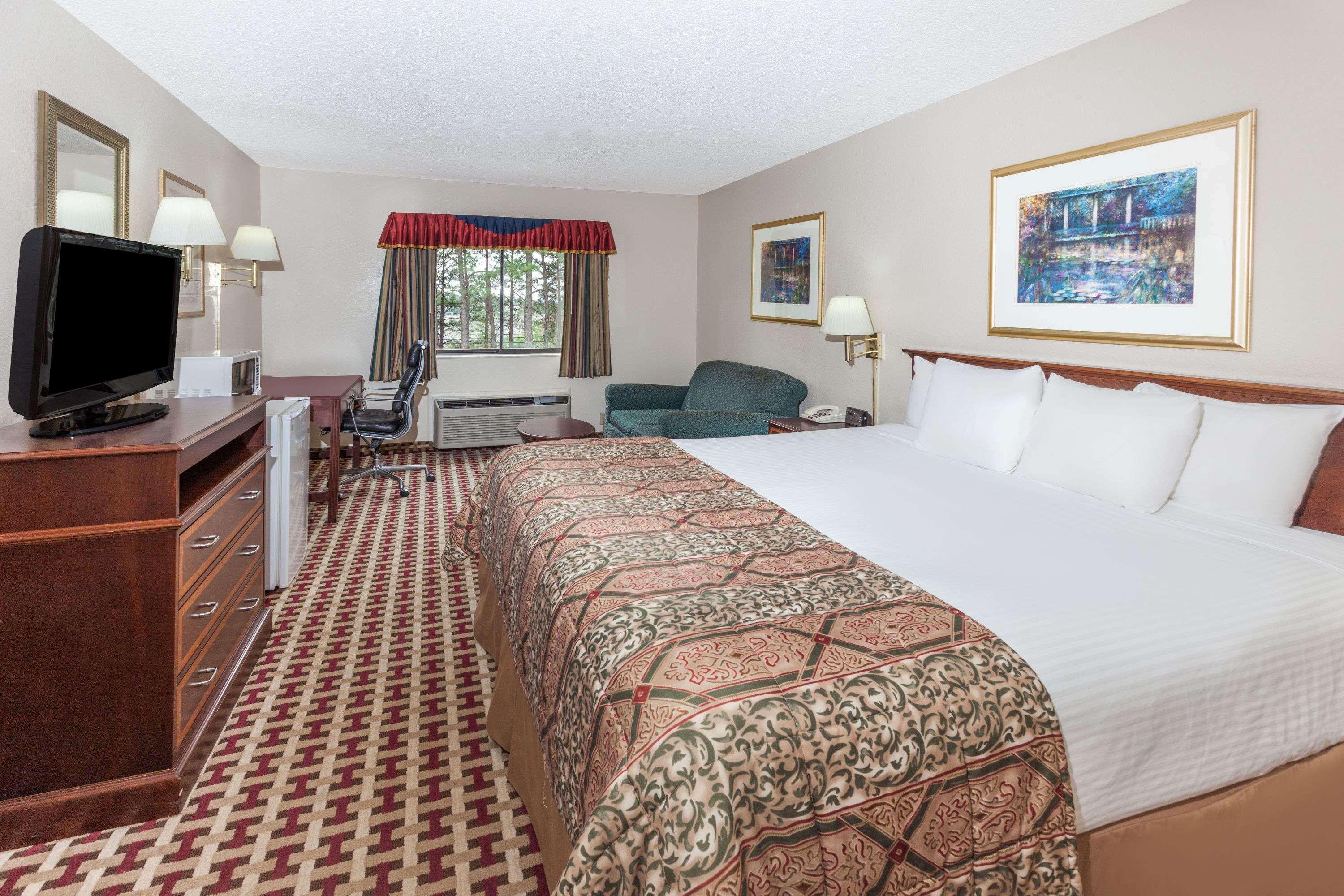 Baymont By Wyndham Smyrna Hotel Exterior photo