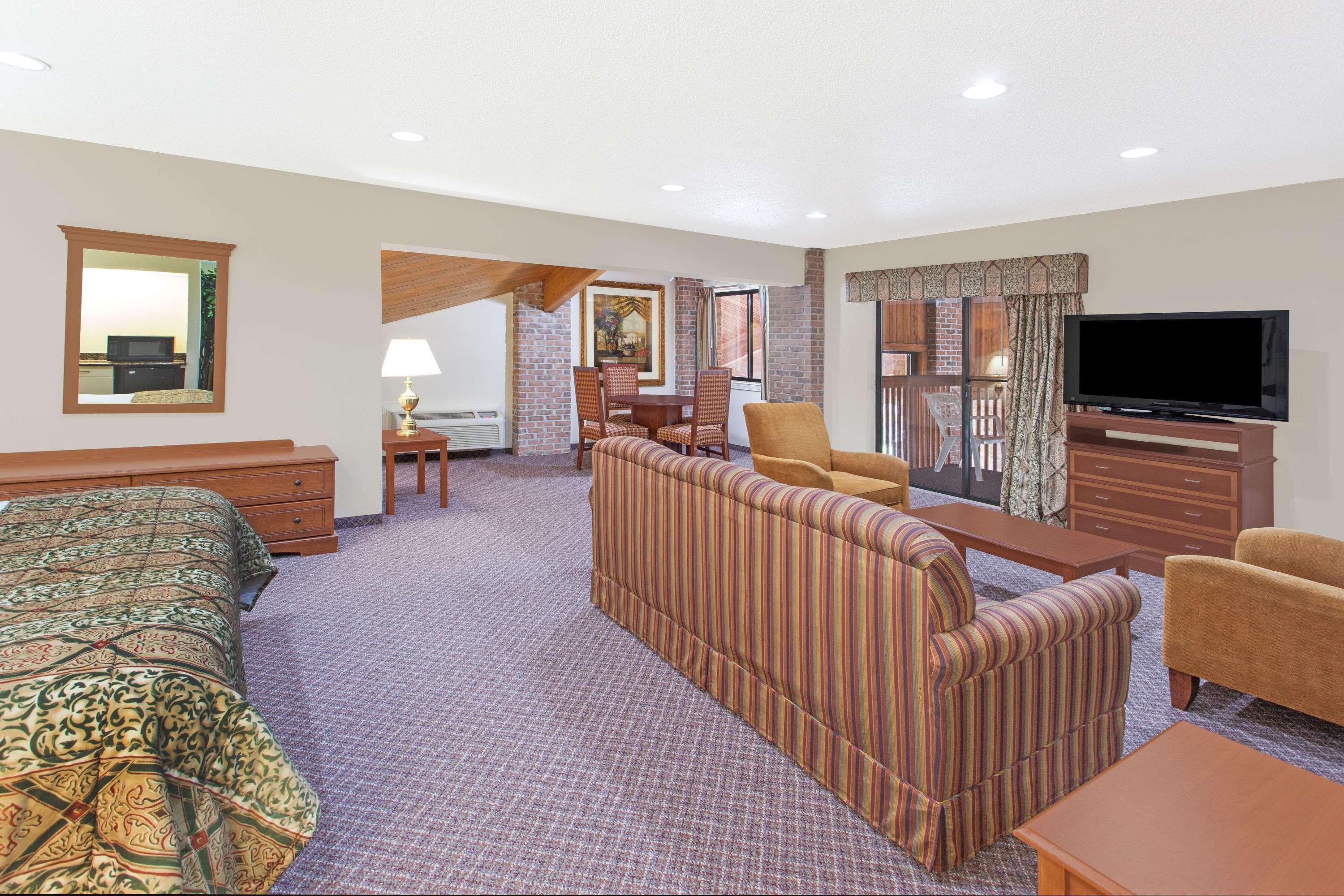 Baymont By Wyndham Smyrna Hotel Exterior photo