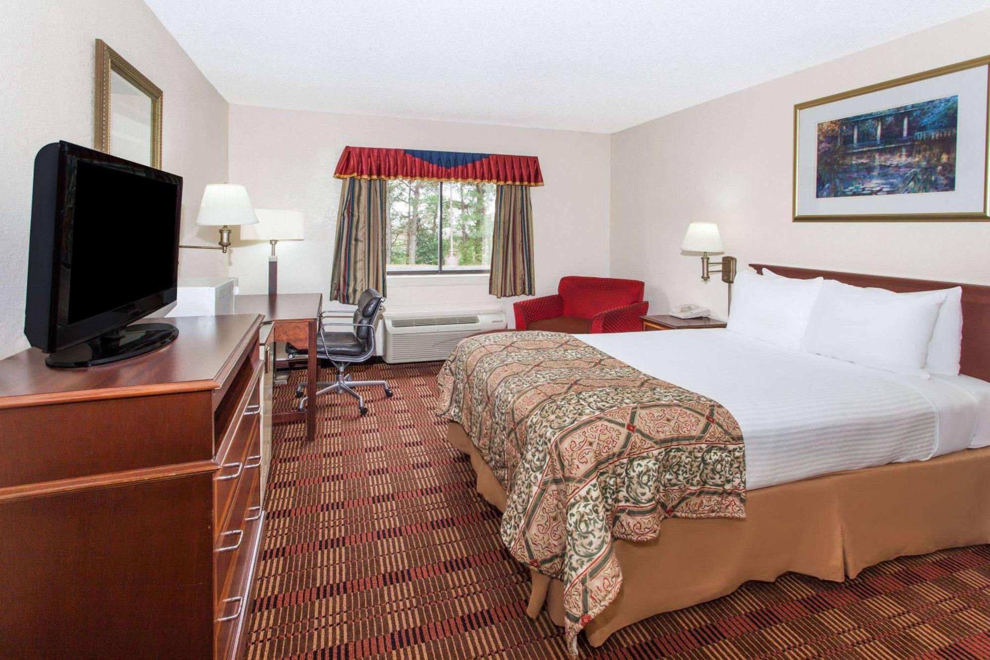 Baymont By Wyndham Smyrna Hotel Exterior photo